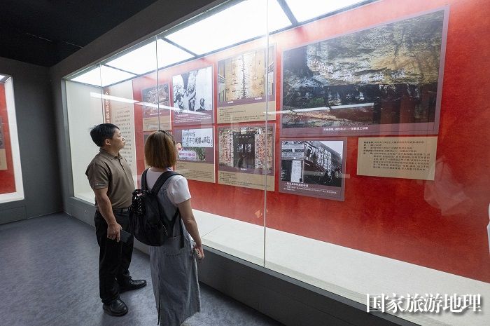 12、2024年5月18日，市民在梧州市博物馆参观展览，学习历史知识，感受文化魅力。（何华文）