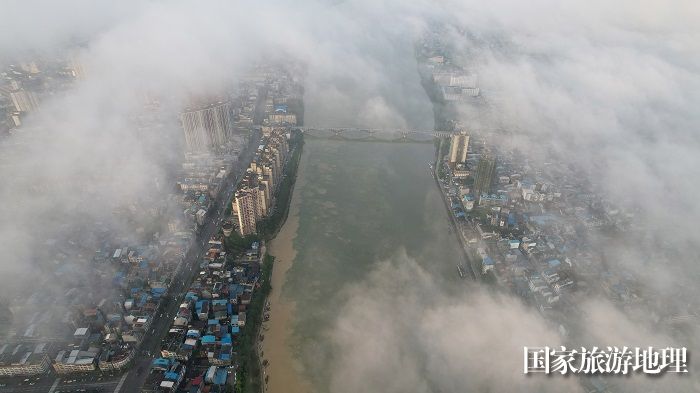 圖1：5月20日，珠江上游融江廣西柳州市融安縣城段云霧繚繞，江水渾濁。（無人機照片，譚凱興 攝）