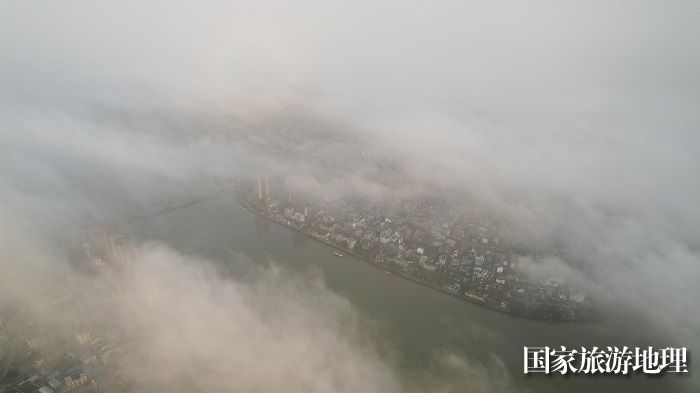 圖3：5月20日，珠江上游融江廣西柳州市融安縣城段云霧繚繞，江水渾濁。（無人機照片，譚凱興 攝）