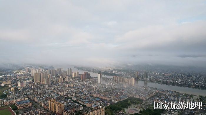 圖9：5月20日，珠江上游融江廣西柳州市融安縣城段云霧繚繞，江水渾濁。（無人機照片，譚凱興 攝）