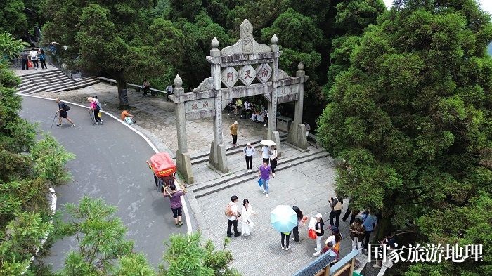 2024年6月8日，游人在攀登游览湖南衡山南天门（无人机航拍）。廖祖平摄