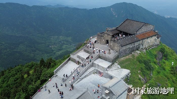 2024年6月8日，游人在攀登游览湖南衡山祝融峰（无人机航拍）。 廖祖平 摄