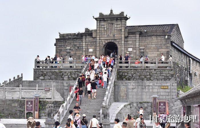 2024年6月8日，游人在攀登游览湖南衡山祝融峰。廖祖平摄