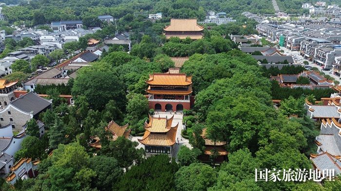 2024年6月8日，游人在游览湖南衡山南岳大庙（无人机航拍）。廖祖平摄