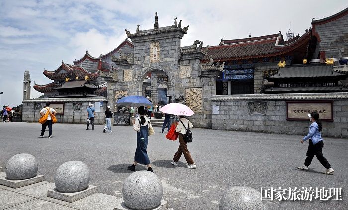 2024年6月8日，游人在游览湖南衡山上封寺。廖祖平摄