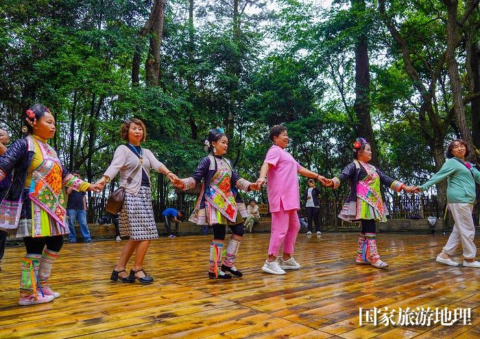 2024年6月8日，游客在贵州省从江县丙妹镇岜沙苗寨景区体验民俗活动。 (1)