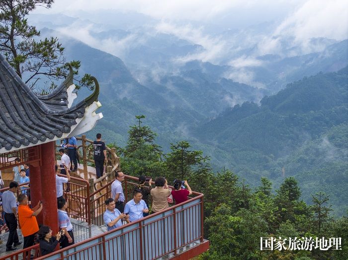 1、2024年6月13日，游客在广西（蒙山、藤县、平南）三县顶参观游玩。（何华文）