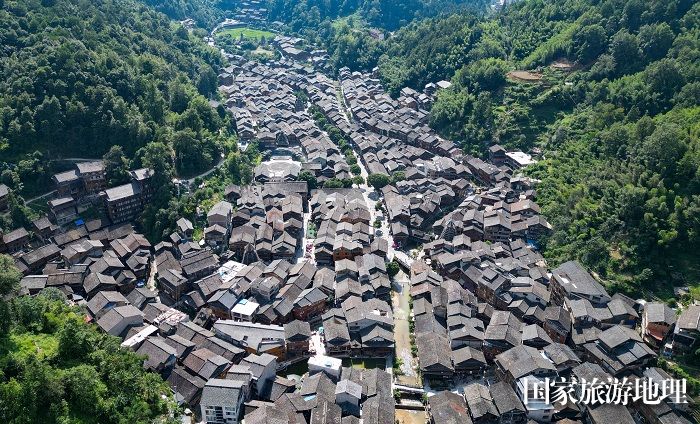 2024年7月10日，贵州省黎平县肇兴侗寨，民居古朴，鳞次栉比，风光迷人，吸引众多游人前来观光游玩。 (1)