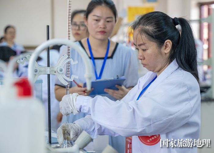 1、2024年7月13日，在广西梧州职业学院（梧州工匠学院）参赛选手正在进行化学检验技能竞赛。（何华文）