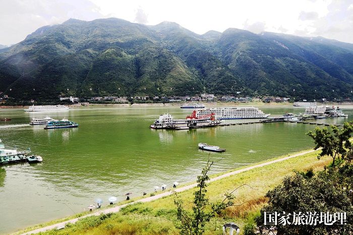 《三峡黄金水道云雨奇观旅游兴旺》之一——云散天开游轮如织。2024年7月6日。巫山长江段。