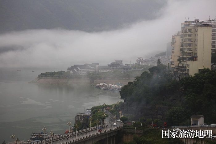 《三峡黄金水道云雨奇观旅游兴旺》之二——云雾联姻长江山城港湾成丽景。2024年7月6日。巫山县城。