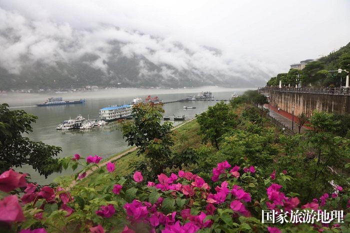 《三峡黄金水道云雨奇观旅游兴旺》之九——云龙腾江仙境之中。2024年7月6日。巫山同九码头。