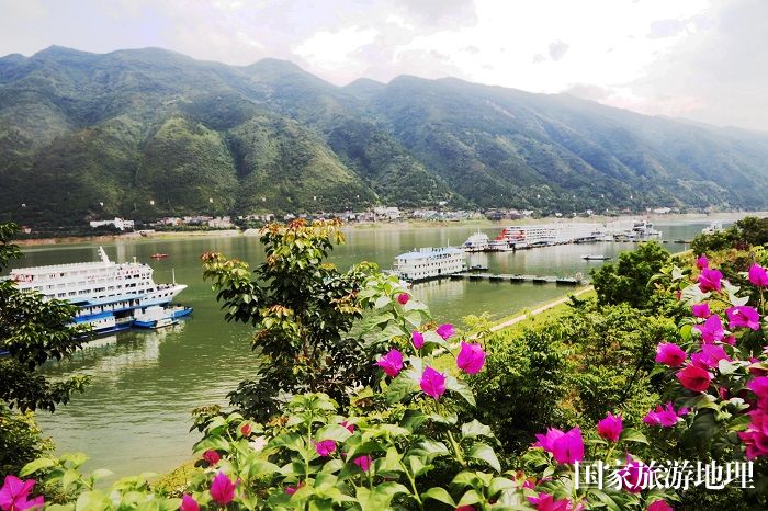 《三峡黄金水道云雨奇观旅游兴旺》之十——豪华游轮群落巫山。2024年7月6日。巫山港区。