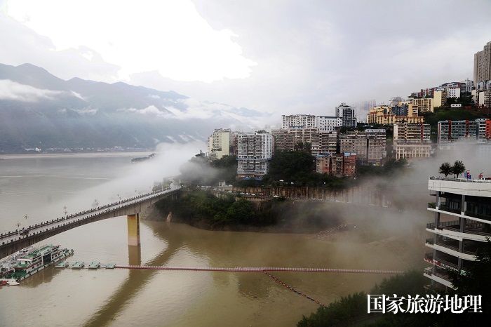 图2：云缭山水港湾神女恋城如仙境。2024年7月14日。巫山县城。