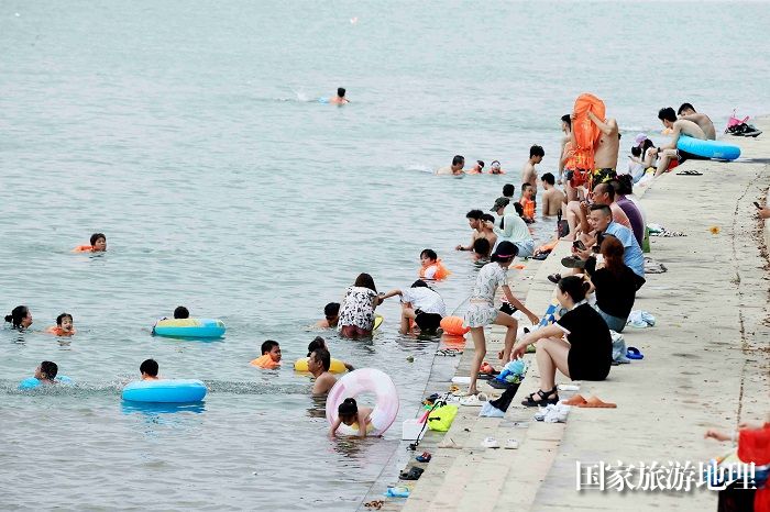 图7：7月15日，市民在融江广西柳州市融安县城段戏水消暑。（谭凯兴 摄）