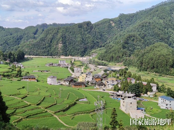 图为：盛夏时节，贵州省台江县台盘乡空寨村稻田换上绿装呈现一幅美丽乡村画卷（陈灵摄） (3)