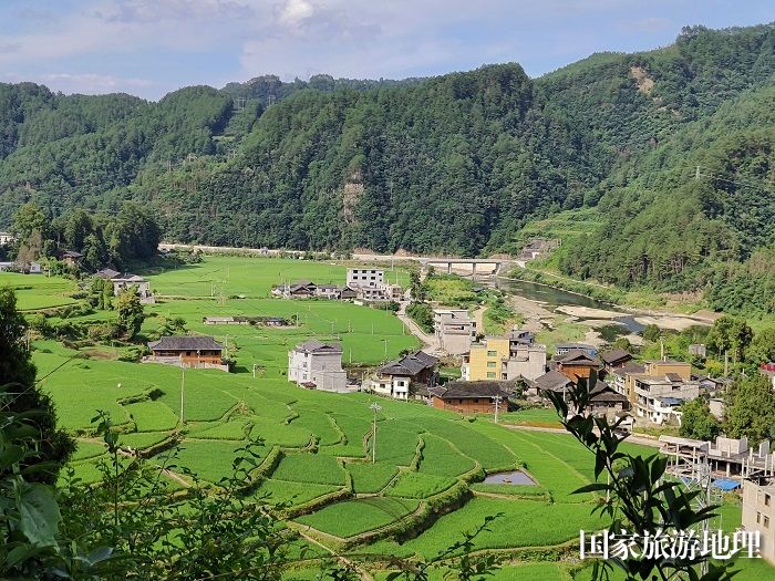 图为：盛夏时节，贵州省台江县台盘乡空寨村稻田换上绿装呈现一幅美丽乡村画卷（陈灵摄） (7)