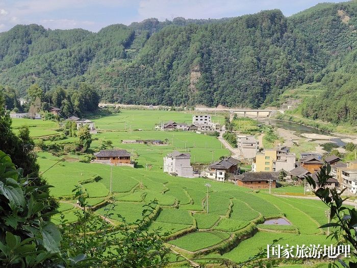 图为：盛夏时节，贵州省台江县台盘乡空寨村稻田换上绿装呈现一幅美丽乡村画卷（陈灵摄） (10)