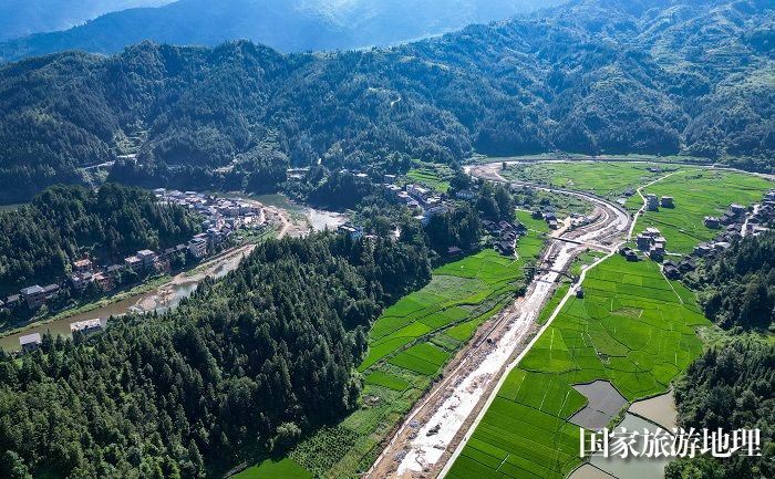 2024年7月23日，贵州省从江县刚边乡平正村青山翠绿，村庄五彩斑斓，绿树与农田、民居、公路交相辉映，构成一幅幅美丽的田园画卷。 (3)