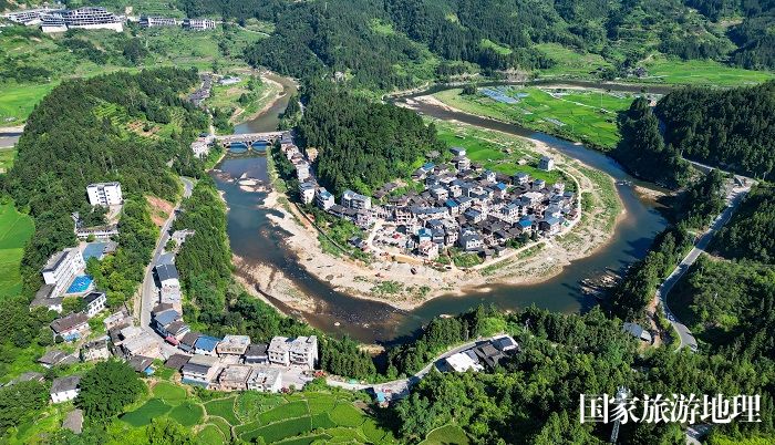 2024年7月23日，贵州省从江县刚边乡平正村青山翠绿，村庄五彩斑斓，绿树与农田、民居、公路交相辉映，构成一幅幅美丽的田园画卷。 (4)